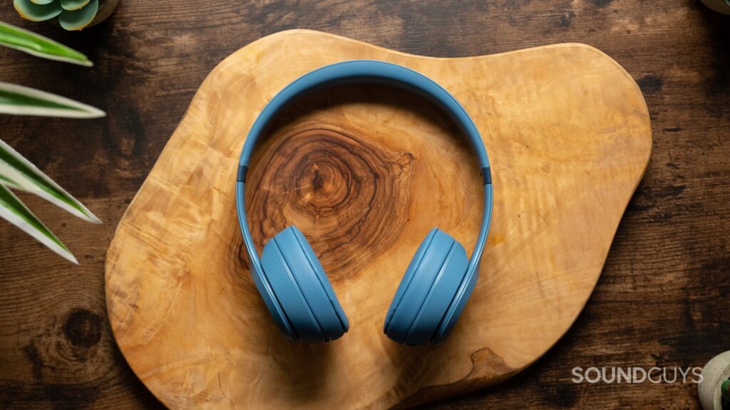 هدفون بیتس Solo 4 طراحی شیک و زیبای برند خود را ادامه می‌دهد. این هدفون‌ها سبک، تاشو و در رنگ‌های متنوعی ارائه می‌شوند تا سلیقه‌های مختلف را پوشش دهند.