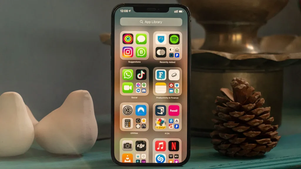 صفحه نمایش آیفون 13