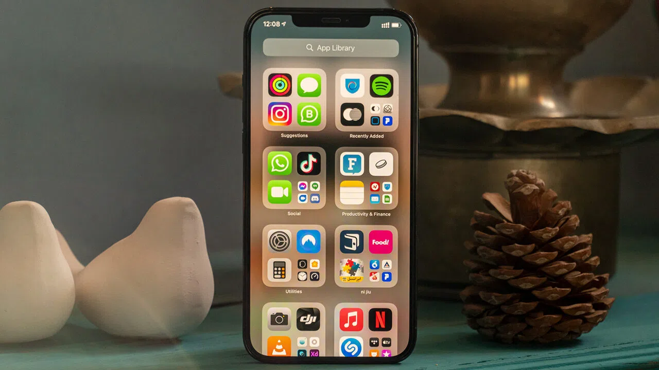 صفحه نمایش آیفون 13