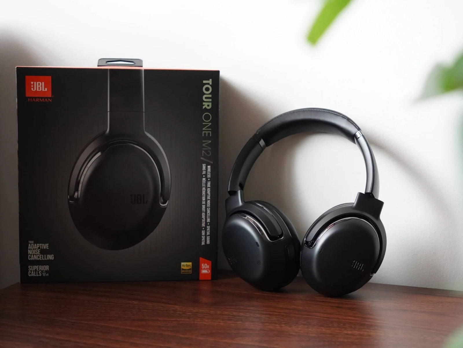مقایسه JBL Tour One M2